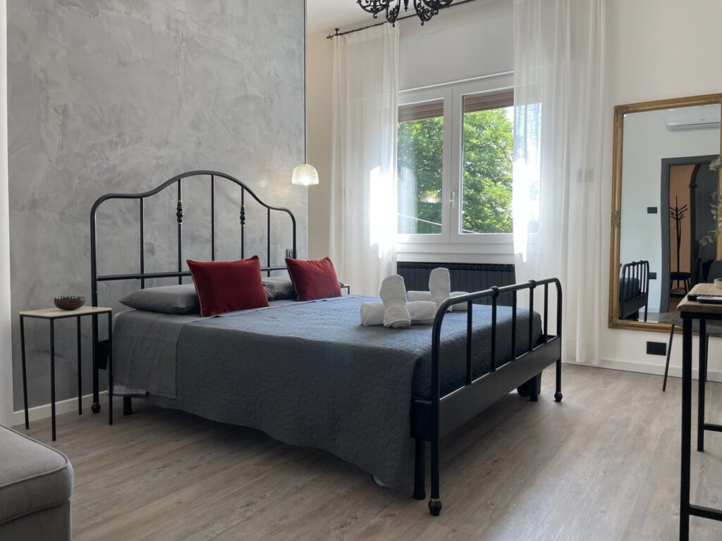 photo 5848176815292663089 y