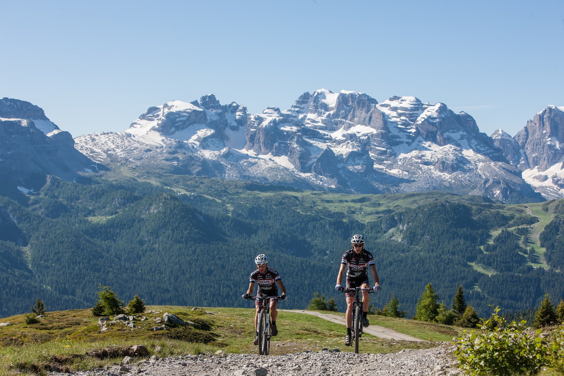 E-bike-tour-sulle-Dolomiti-di-Brenta-con-Ursus-Adventures