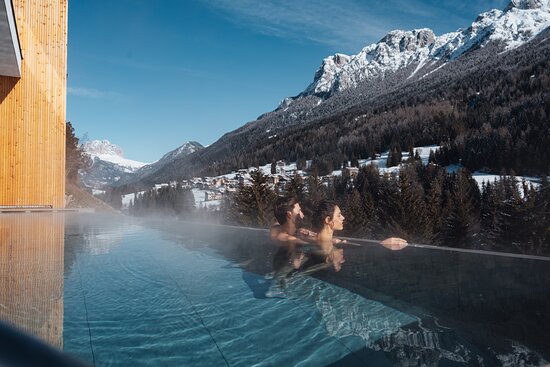 outdoor-infinity-pool